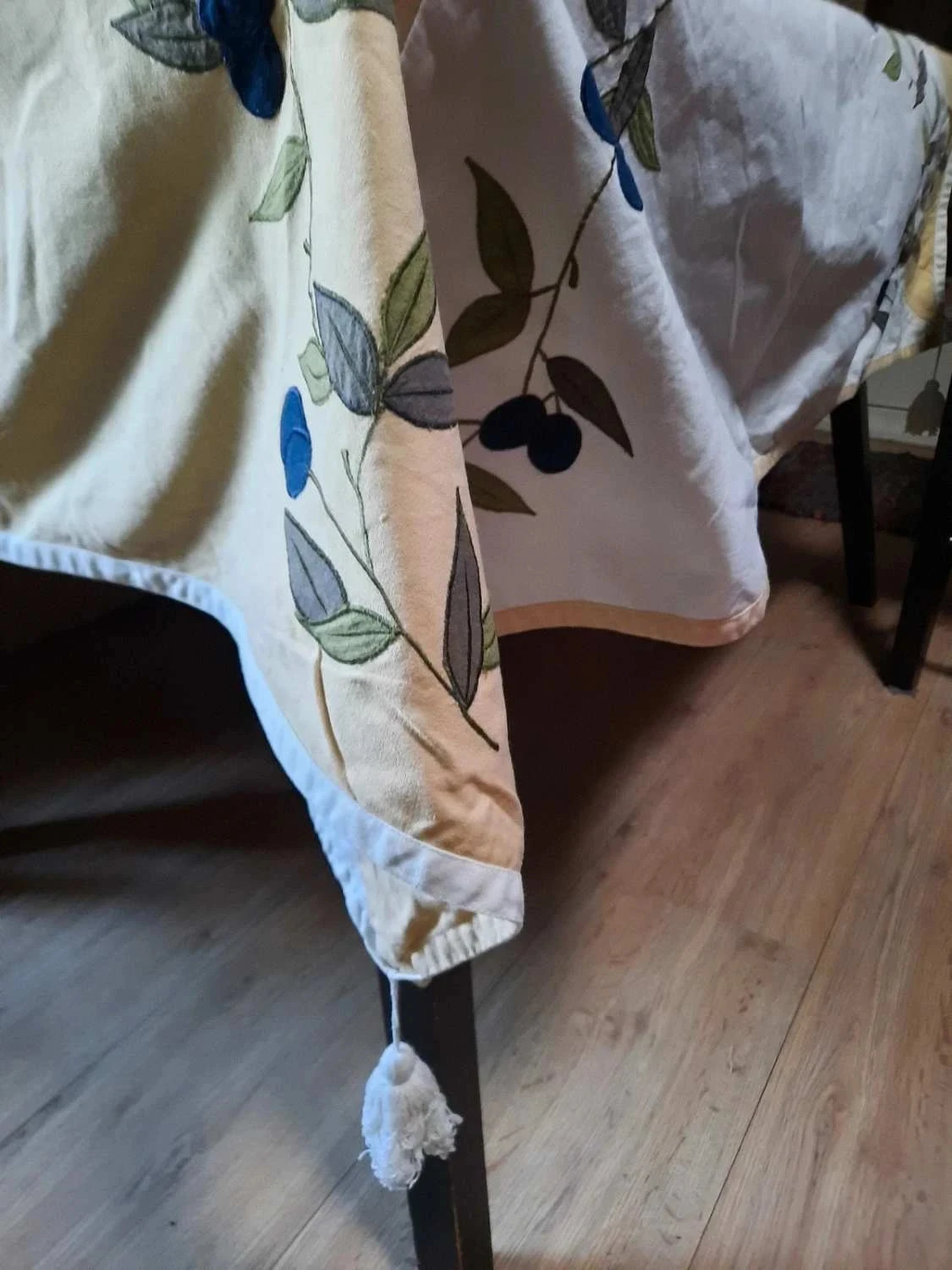 🥀Très jolie nappe neuve en coton épais brodé 150 x 150 cm. – photo 4